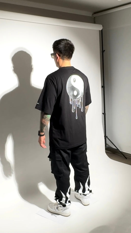 Polera ZEN897 “Yin-Yang Drip” Negra – DROP 11:11