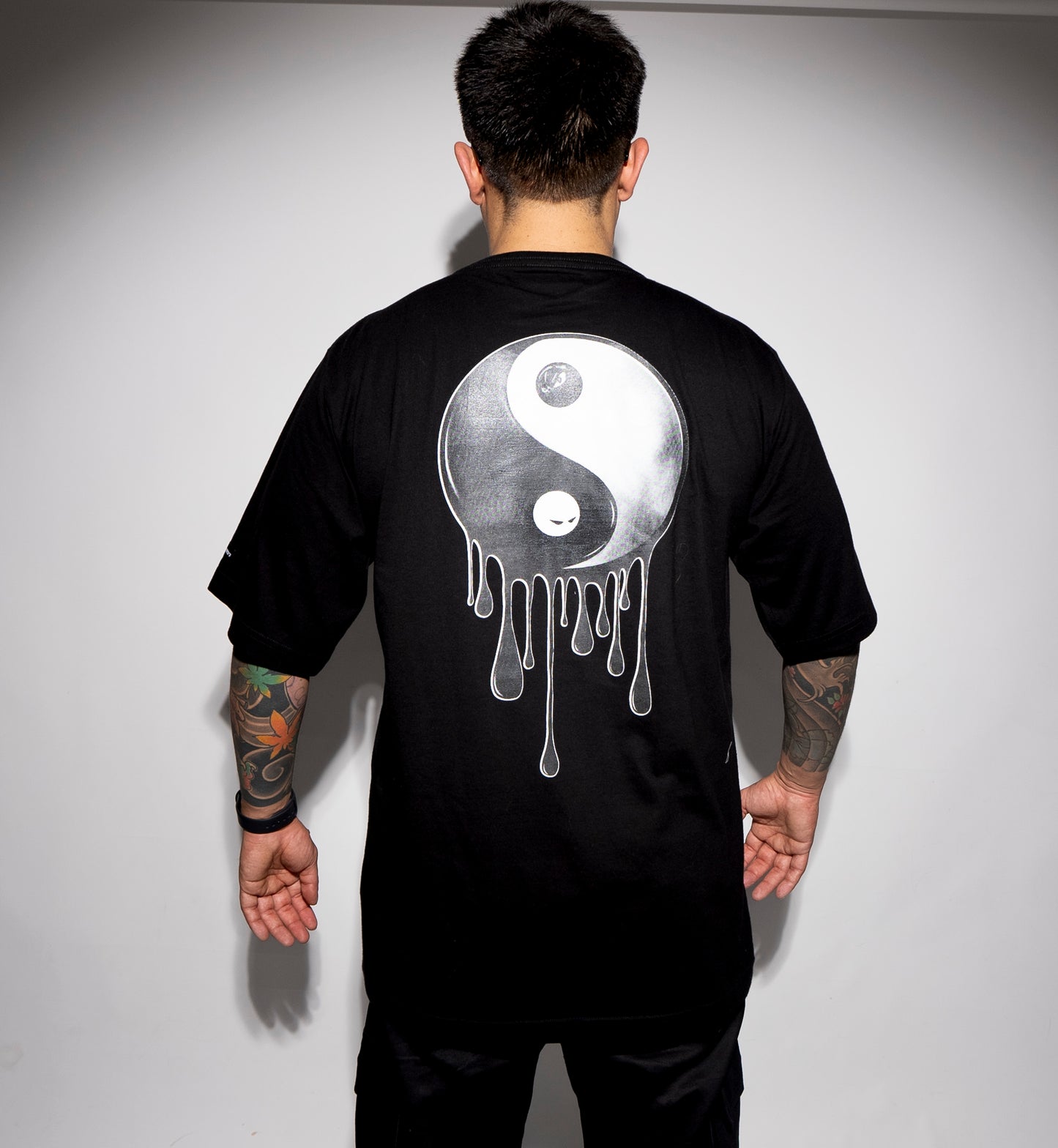 Polera ZEN897 “Yin-Yang Drip” Negra – DROP 11:11