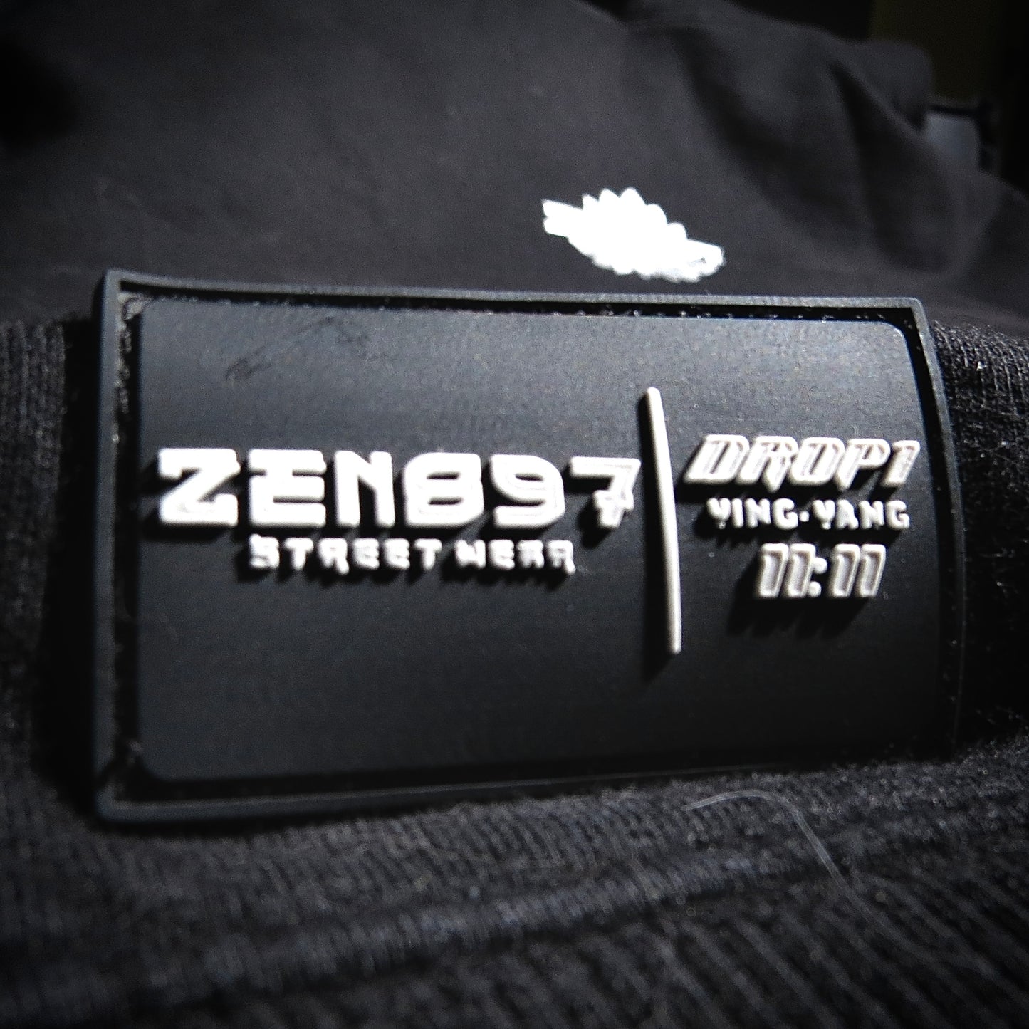 Polerón ZEN897 Yin-Yang Drip Negro – DROP 11:11