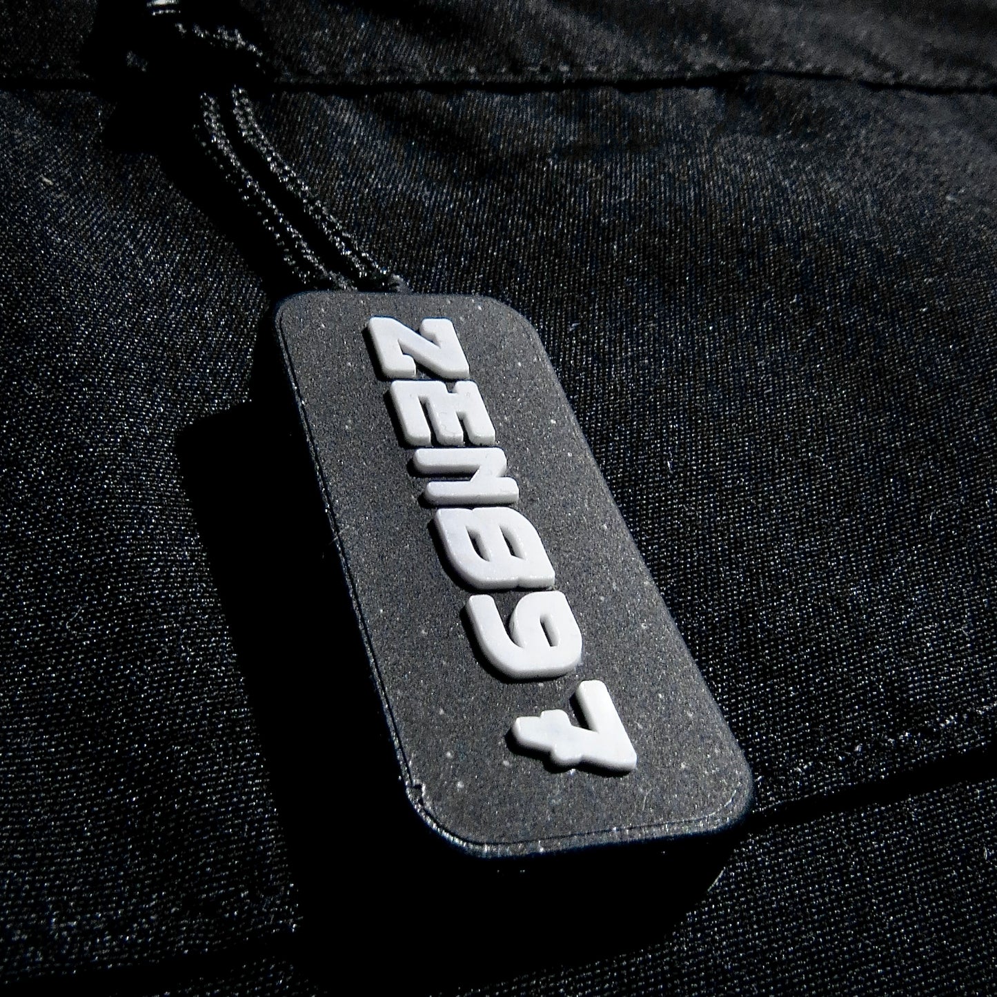 Cortaviento Yin-Yang Black & White – ZEN897 DROP 11:11