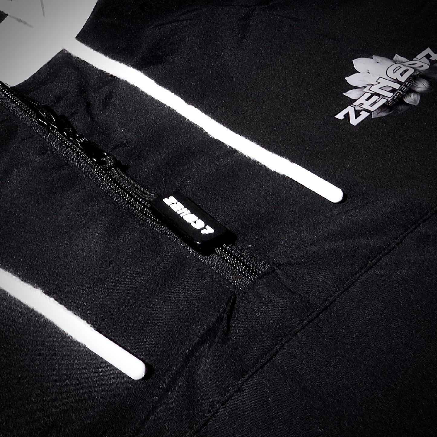 Cortaviento Yin-Yang Black & White – ZEN897 DROP 11:11