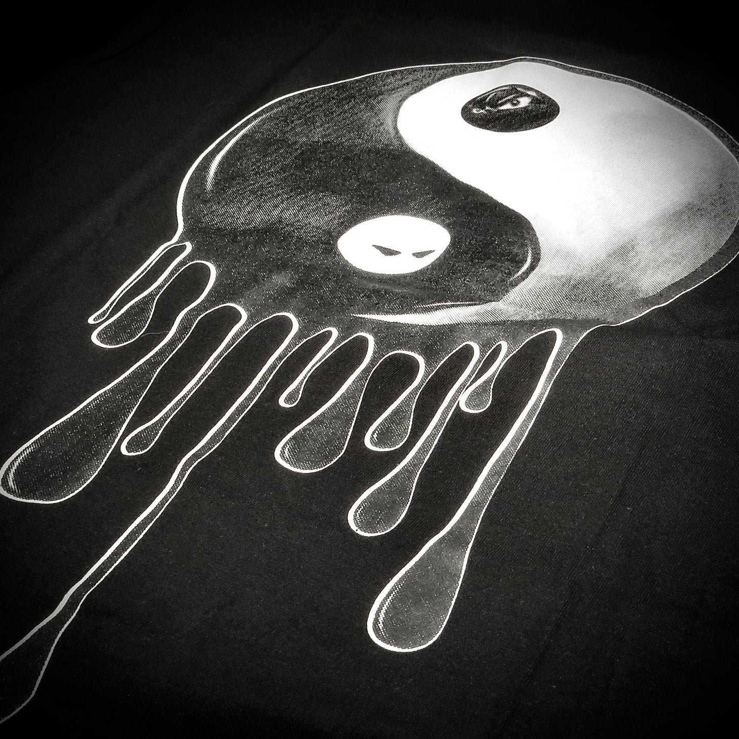 Polera ZEN897 “Yin-Yang Drip” Negra – DROP 11:11