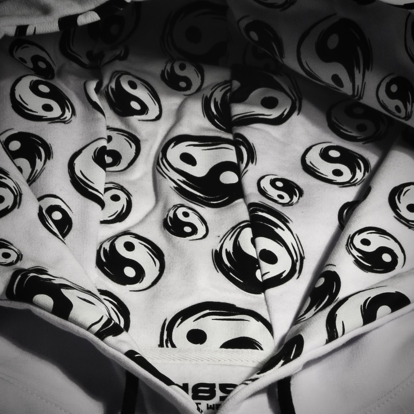 Polerón ZEN897 Yin-Yang Drip Blanco – DROP 11:11