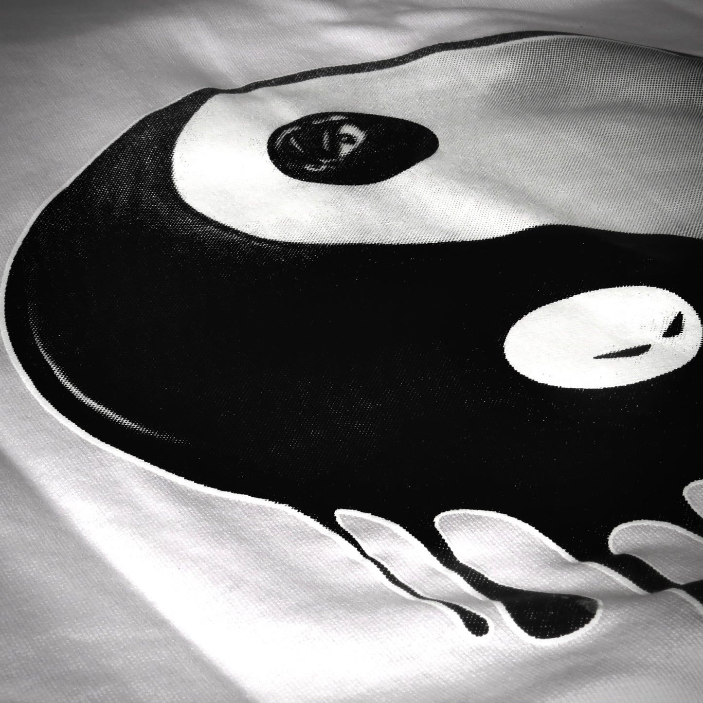 Polera ZEN897 “Yin-Yang Drip” Blanca – DROP 11:11
